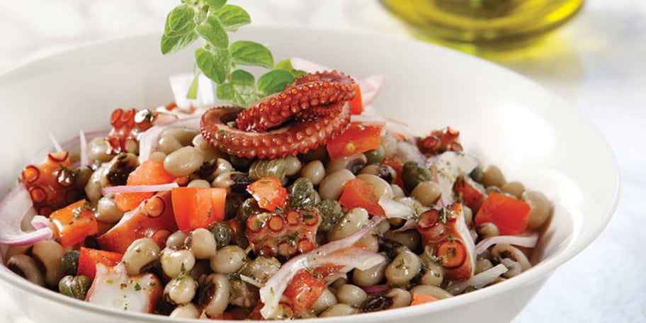 Σαλάτα με μαυρομάτικα και χταπόδι