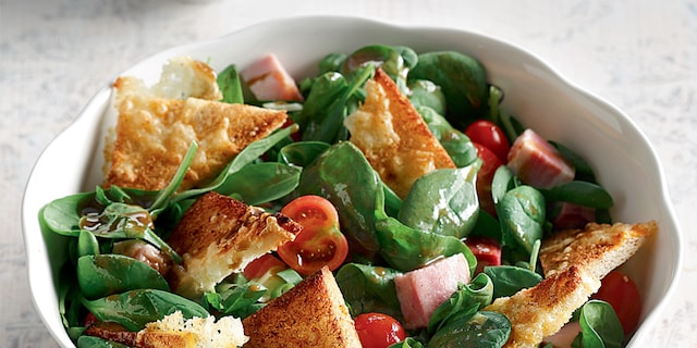 Πράσινη σαλάτα με σπανάκι, κρουτόν σπιτικά και κυβάκια καπνιστής μπριζόλας