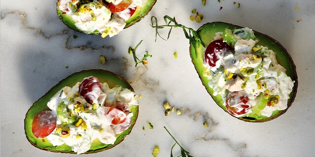 Αβοκάντο γεμιστά με υγιεινή κοτοσαλάτα