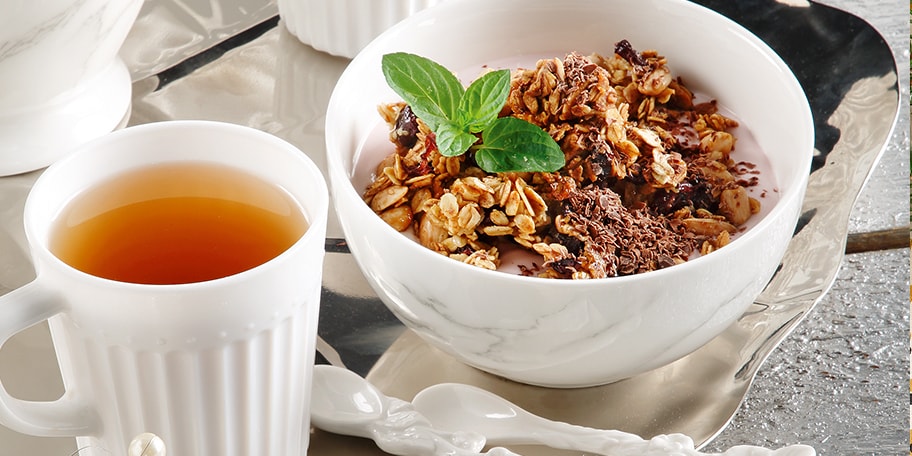 Μπολ με γκρανόλα, σοκολάτα, γλυκό κουταλιού και γιαούρτι