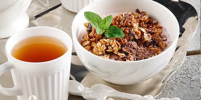 Μπολ με γκρανόλα, σοκολάτα, γλυκό κουταλιού και γιαούρτι