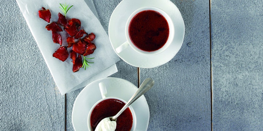 Σούπα παντζαριού με γιαούρτι και τραγανά τσιπς από απάκι