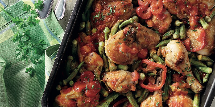 Κοτόπουλο κοκκινιστό µε µπάµιες στον φούρνο