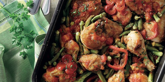 Κοτόπουλο κοκκινιστό µε µπάµιες στον φούρνο