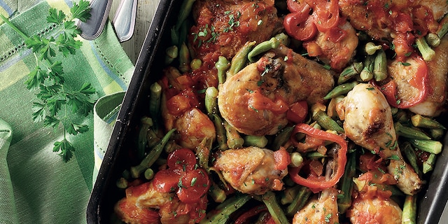 Κοτόπουλο κοκκινιστό µε µπάµιες στον φούρνο