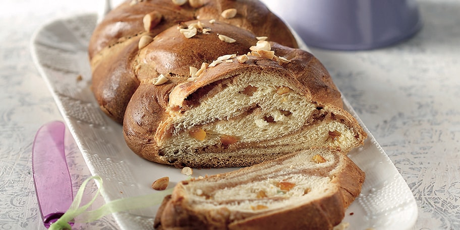 Τσουρέκι γεµιστό µε φυστικοβούτυρο και εσπεριδοειδή