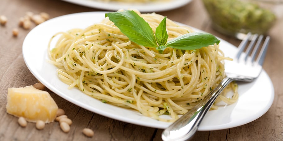 Μακαρονάδα με πέστο αμυγδάλου