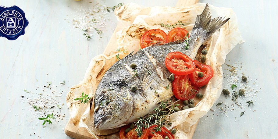 Τσιπούρα με ντομάτα, κάπαρη και θυμάρι στη λαδόκολλα