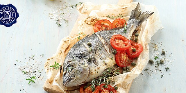 Τσιπούρα με ντομάτα, κάπαρη και θυμάρι στη λαδόκολλα