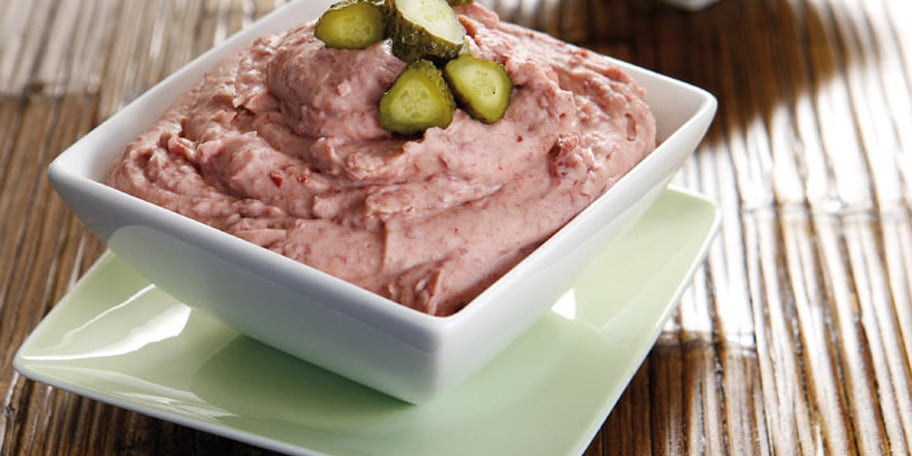 Πουρές κόκκινων φασολιών με αγγουράκι τουρσί