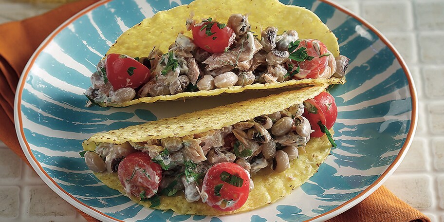 Τάκος µε τονοσαλάτα, µαυροµάτικα, ντοµατίνια και σος γιαουρτιού µε µαγιονέζα