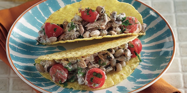 Τάκος µε τονοσαλάτα, µαυροµάτικα, ντοµατίνια και σος γιαουρτιού µε µαγιονέζα