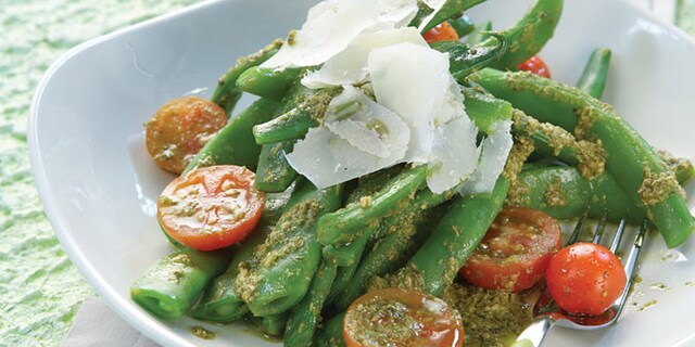 Σαλάτα με φασολάκια πέστο και φλούδες παρμεζάνας