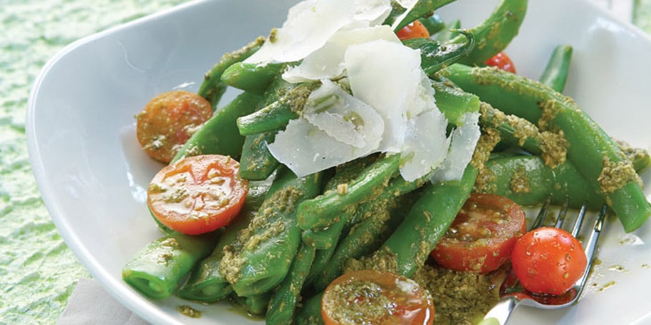 Σαλάτα με φασολάκια πέστο και φλούδες παρμεζάνας