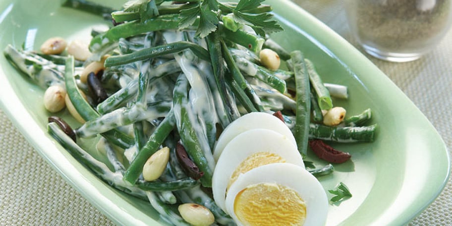 Σαλάτα με αμπελοφάσουλα, αμύγδαλα και ελιές Αμφίσσης