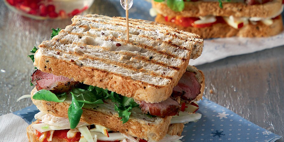 Κλαμπ σάντουιτς με γαλοπούλα ψητή και απάκι