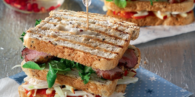 Κλαμπ σάντουιτς με γαλοπούλα ψητή και απάκι