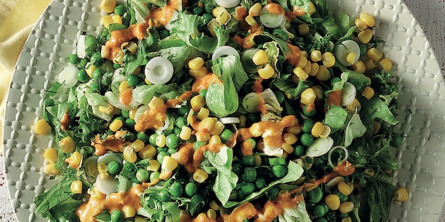 Μαρουλοσαλάτα µε καλαµπόκι, αρακά και ροζ λαδολέµονο
