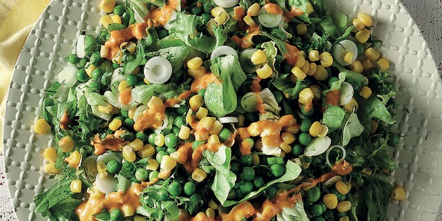 Μαρουλοσαλάτα µε καλαµπόκι, αρακά και ροζ λαδολέµονο