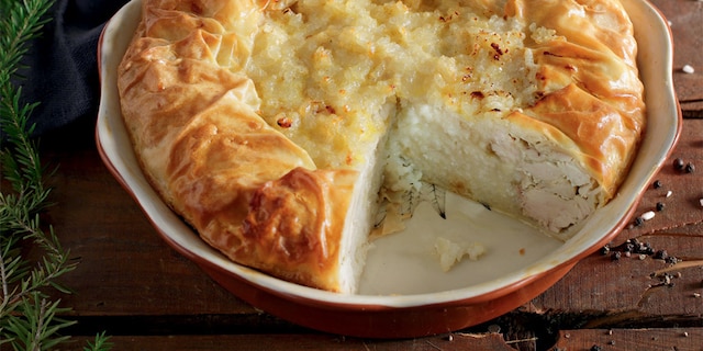 Πίτα με κοτόπουλο και ρύζι, στολισμένη με κόθρο