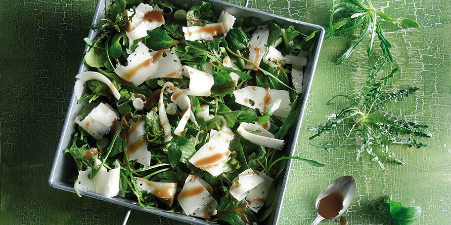 Σαλάτα με σταμναγκάθι , σπανάκι, φλούδες παλαιωμένης γραβιέρας, λαδολέμονο με σκόρδο και πετιμέζι