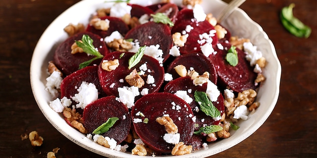 Κρητική παντζαροσαλάτα με ξινομυζήθρα και dressing γιαουρτιού με καρύδια