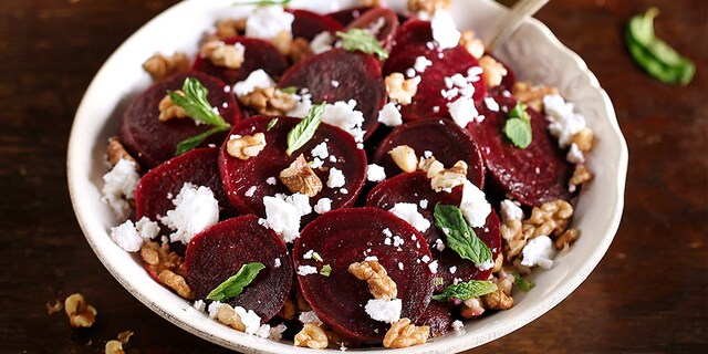 Κρητική παντζαροσαλάτα με ξινομυζήθρα και dressing γιαουρτιού με καρύδια