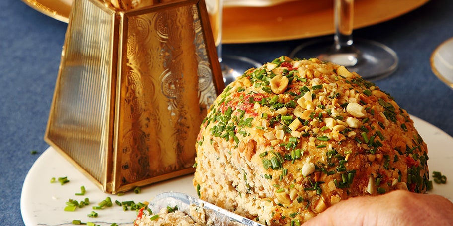 «Μπάλα» τυριού με ξηρούς καρπούς και σπιτικά κριτσίνια