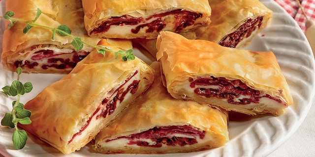 Παστουρμαδόπιτες με φρέσκιες και λιαστές ντομάτες