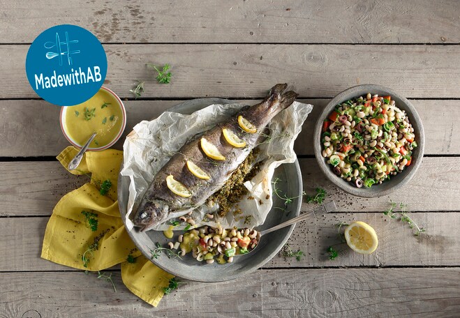 Πέστροφα φούρνου με μαυρομάτικα φασόλια σαλάτα