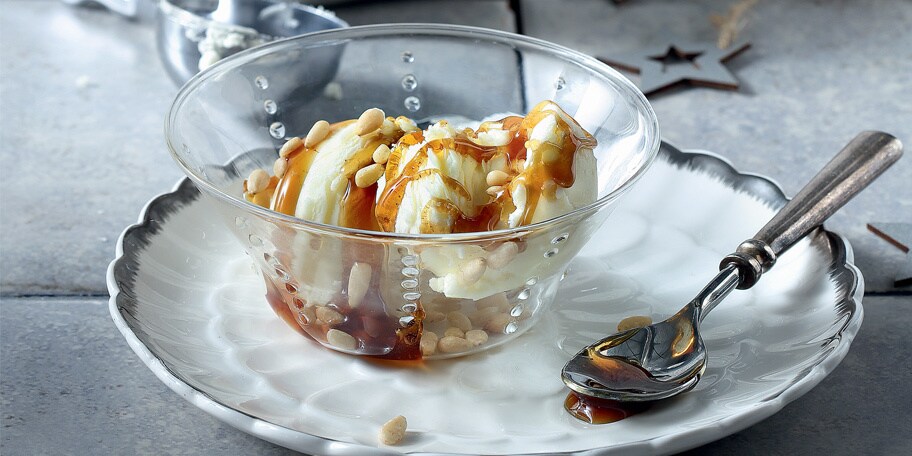 Παρφέ μελιού με κουκουνάρι