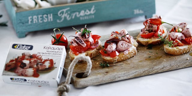 Μπρουσκέτες με τεμαχισμένα καλαμάρια Flokos