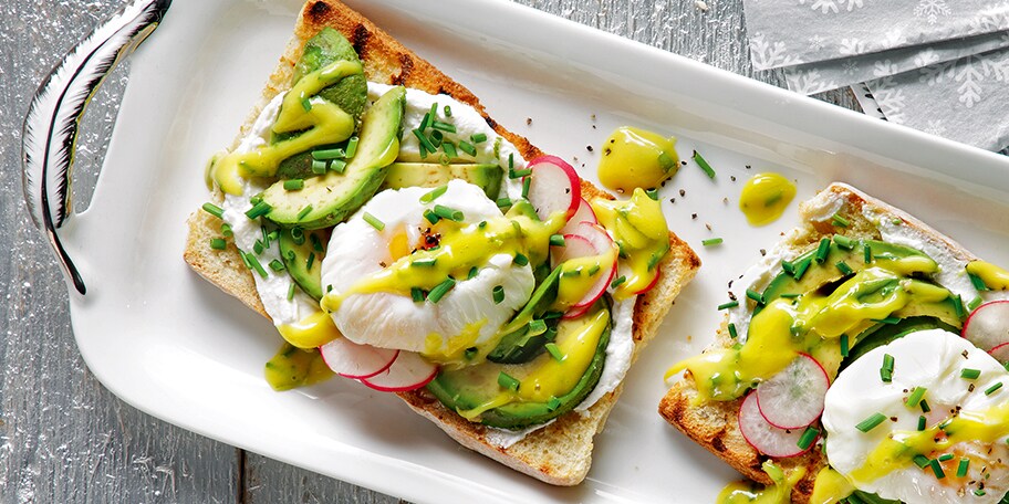 Ανοιχτό σάντουιτς με γαλοτύρι, αβγά ποσέ και σάλτσα μουστάρδας