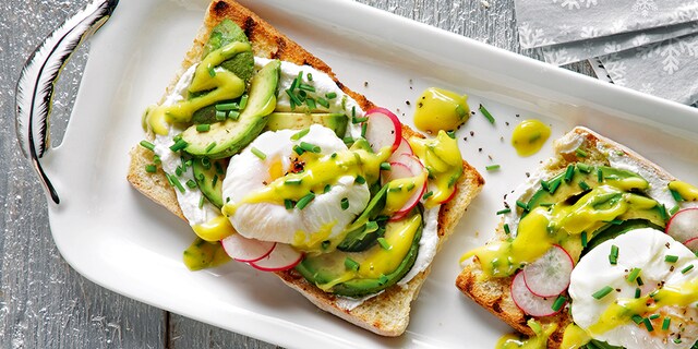 Ανοιχτό σάντουιτς με γαλοτύρι, αβγά ποσέ και σάλτσα μουστάρδας