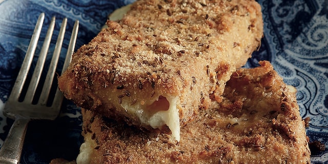 Κεφαλοτύρι σαγανάκι στο φούρνο σε κρούστα γλυκάνισου