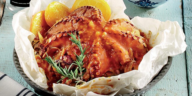 Χταπόδι στην λαδόκολλα με σκορδαλιά αμυγδάλου