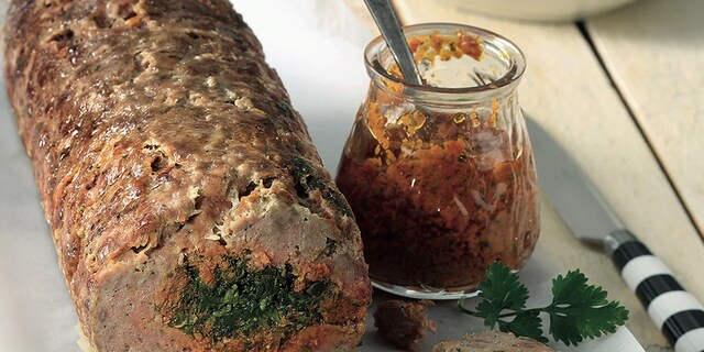 Ρολό κιµά µε πέστο λιαστής ντοµάτας και σπανάκι