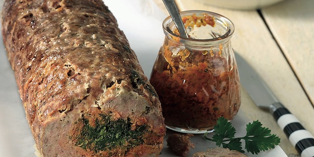 Ρολό κιµά µε πέστο λιαστής ντοµάτας και σπανάκι