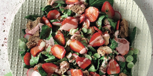 Σαλάτα µε σπανάκι, φράουλες και κόκκινο ντρέσινγκ γιαουρτιού