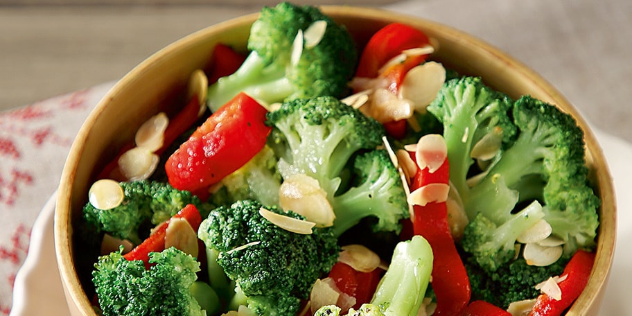 Μπρόκολο με κόκκινες πιπεριές και αμύγδαλα