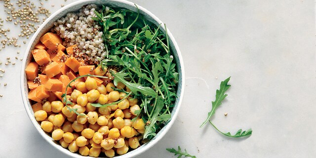 Buddha bowl με φαγόπυρο, γλυκοπατάτα, ρεβίθια με κουρκουμά και ντρέσινγκ μουστάρδας