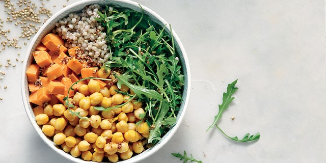 Buddha bowl με φαγόπυρο, γλυκοπατάτα, ρεβίθια με κουρκουμά και ντρέσινγκ μουστάρδας
