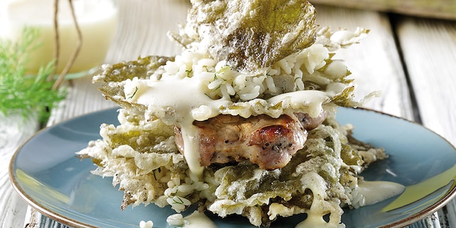 Μιλφέιγ με τηγανητά αμπελόφυλλα και σάλτσα λεμονιού