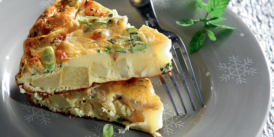 Ομελέτα με τις ψητές πατάτες που περίσσεψαν και μυρωδικά