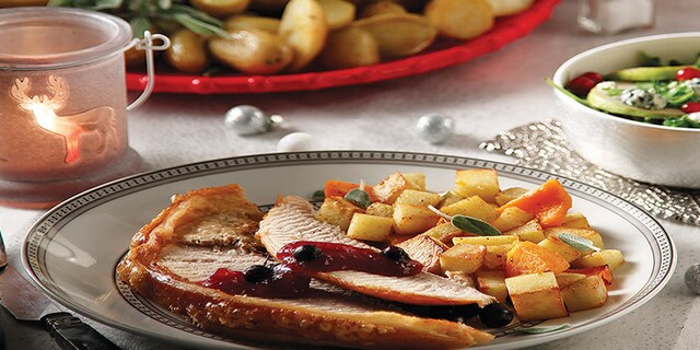 Χοιρινό μπούτι, με επικάλυψη μαρμελάδας μύρτιλου και γαλλικές πατάτες σοτέ