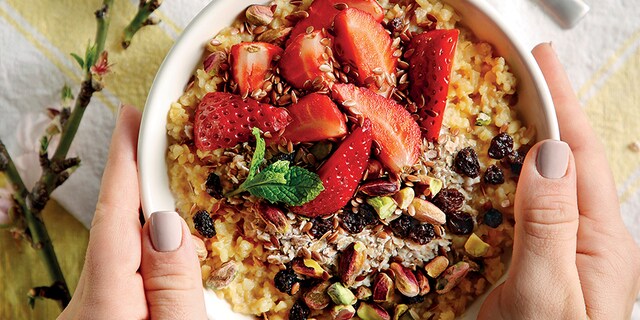 Πλιγούρι με δυόσμο, φαγόπυρο, λιναρόσπορο, φράουλες, φιστίκια, σταφίδες και γιαούρτι με μαστίχα Χίου