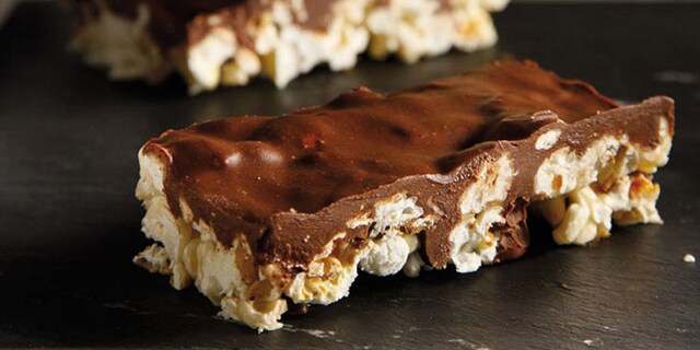 Μπάρες σοκολάτας με ποπ- κορν και φυστικοβούτυρο