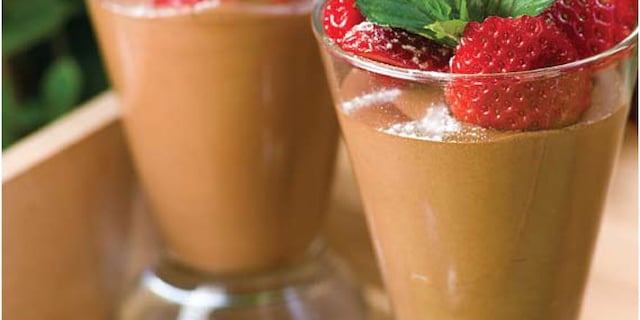 Μους σοκολάτας με κομμάτια φράουλας