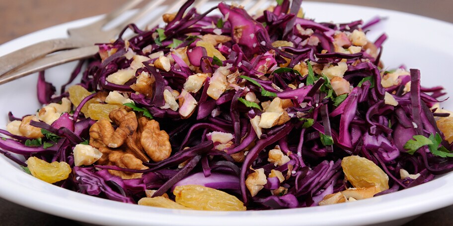 Σαλάτα με κόκκινο λάχανο, σταφίδες, παπαρουνόσπορο και καρύδια