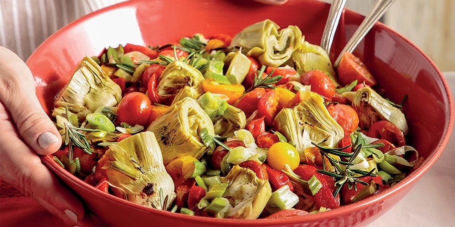 Σαλάτα με ψητές αγκινάρες, πιπεριές Φλωρίνης και χρωματιστά ντοματίνια